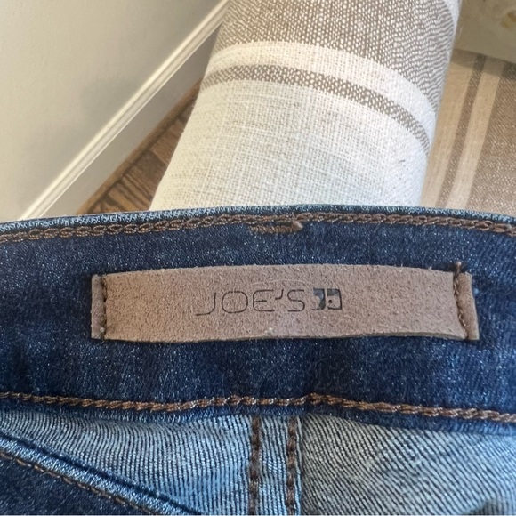 Size 28 Joe’s Jeans skinny ankle, dark denim, mid-rise waist, like new - Picture 8 of 10